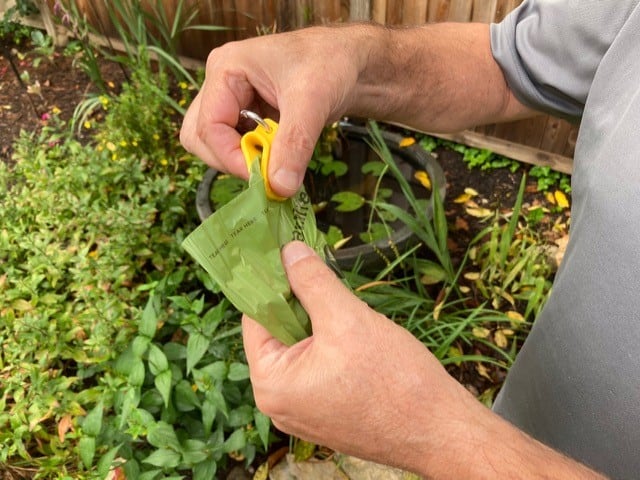 The Wishbone – Silicone grip for easily opening dog poop bags